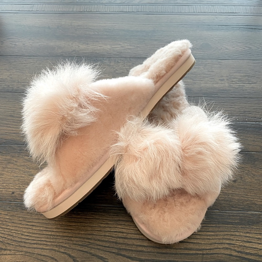 PINK UGG SLIPPERS